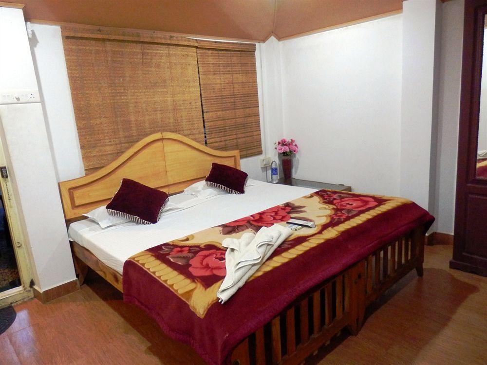 Green Garden Cottage Thekkady Bagian luar foto